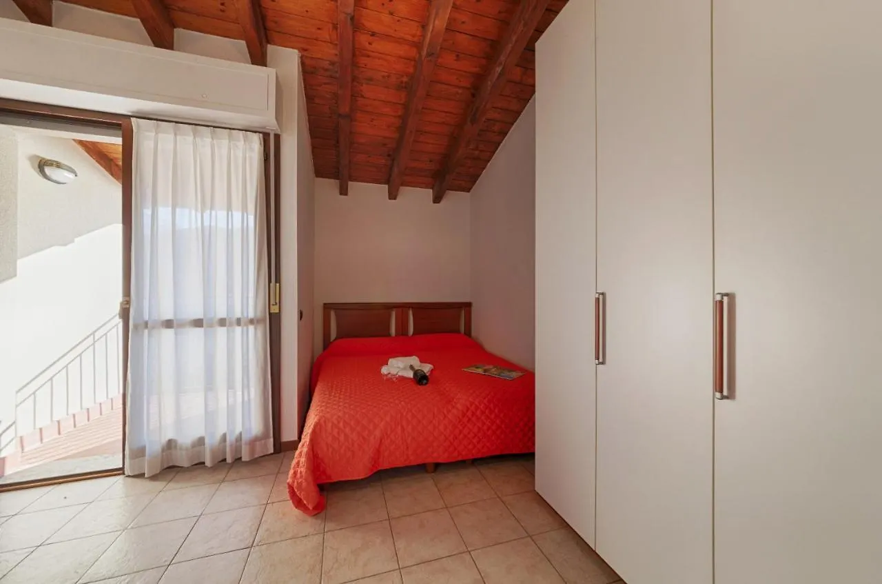 2-Bedroom Lakeview Apartment At The Lake Acquaseria Italy