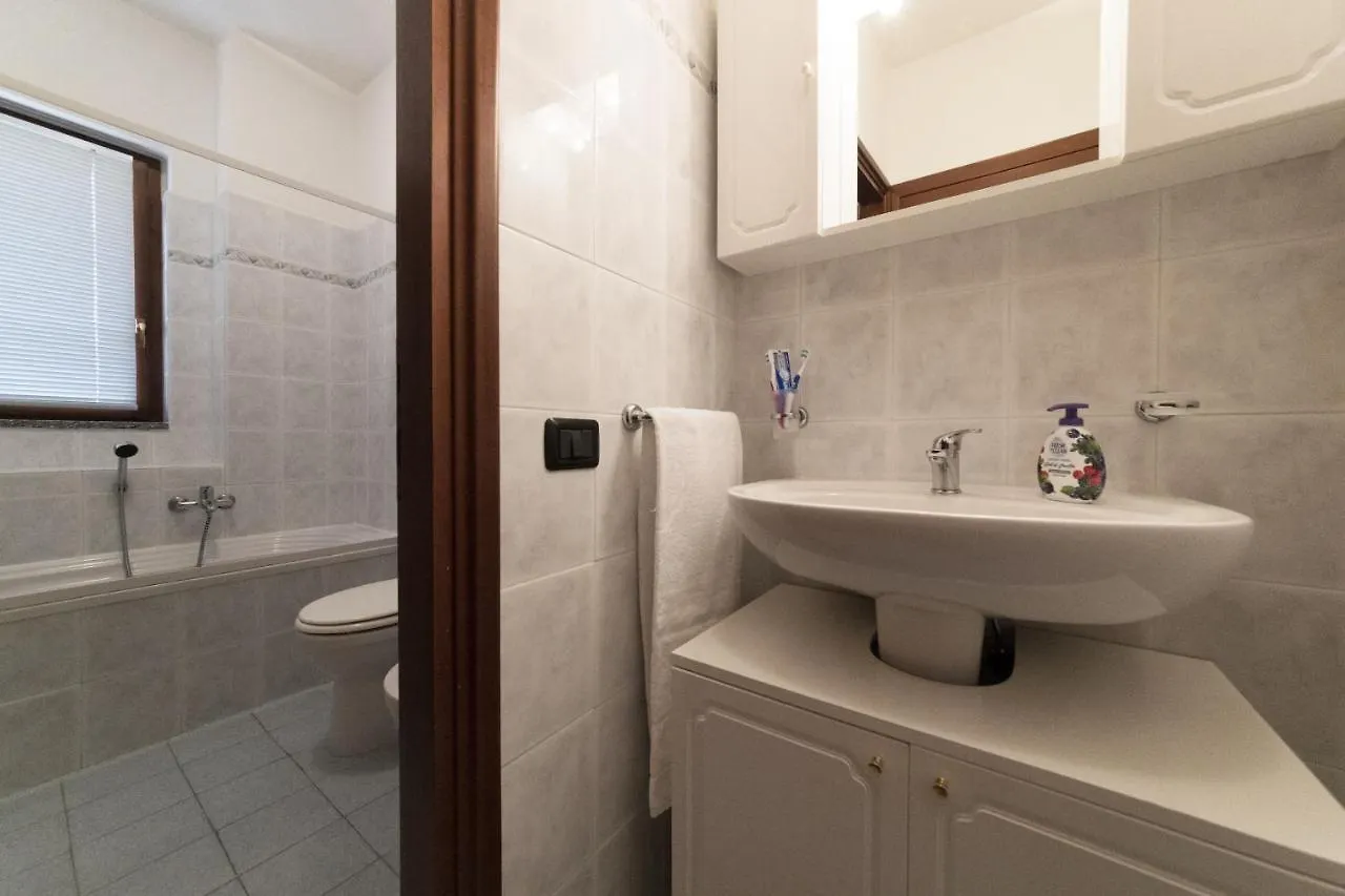2-Bedroom Lakeview Apartment At The Lake Acquaseria Italy